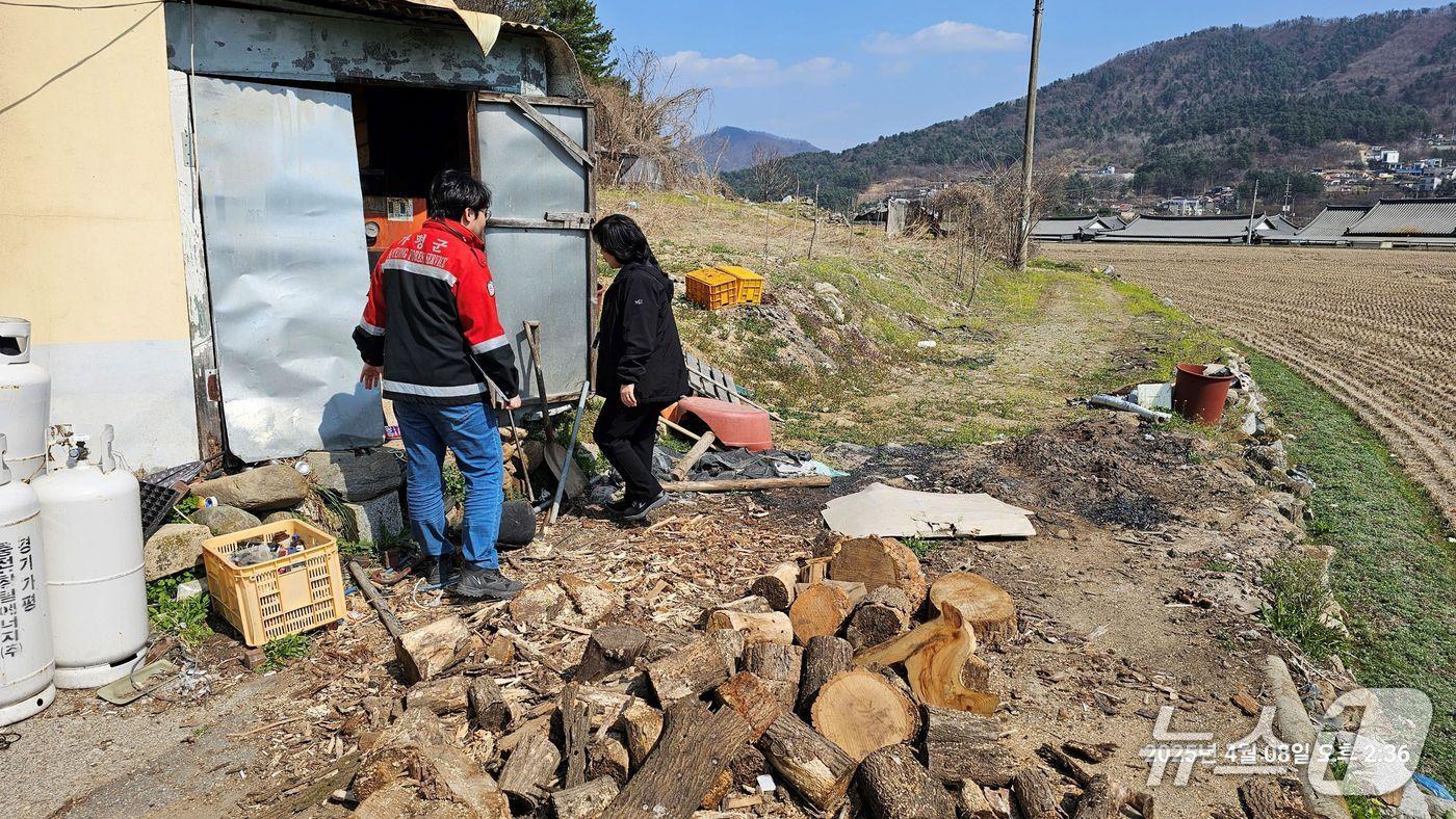 경기 가평군 직원들이 농촌지역 불법소각 행위 단속에 나서고 있다.&#40;가평군 제공. 재판매 및 DB 금지&#41;/뉴스1 