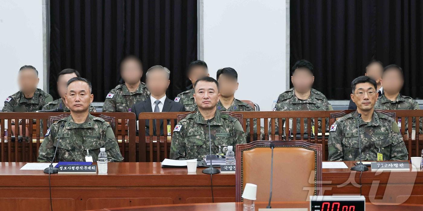 군 정보라인 책임자들인 임종방 정보사령관 직무대리&#40;왼쪽부터&#41;, 원천희 국방정보본부장, 박종선 777사령관이 지난 5일 오전 서울 여의도 국회에서 열린 정보위원회의 국방정보본부 등에 대한 국정감사에 자리하고 있다. &#40;공동취재&#41; 2025.11.5/뉴스1 ⓒ News1 유승관 기자