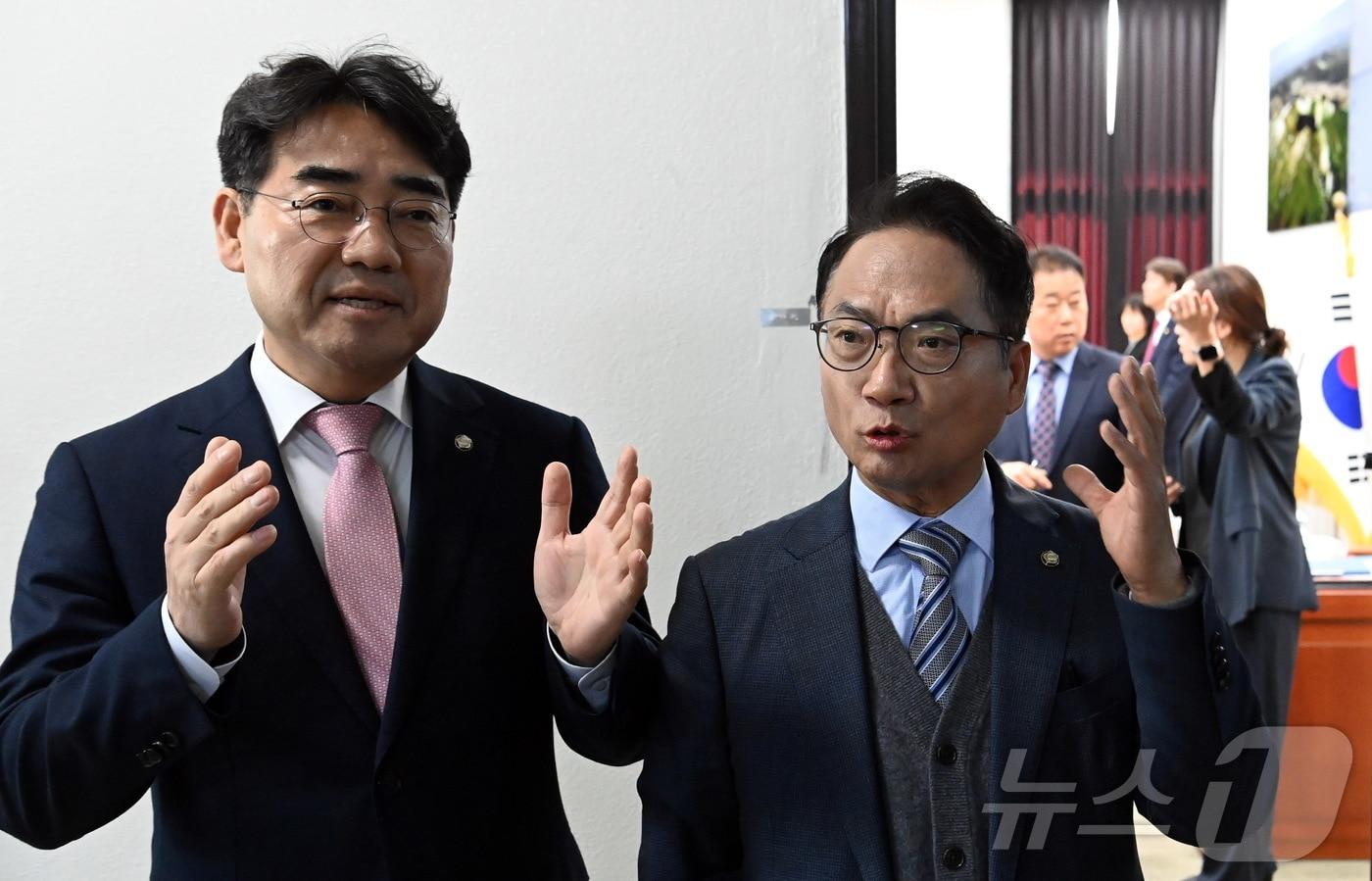 5일 오전 국회에서 열린 정보위원회 전체회의에 앞서 이성권 국민의힘 간사와 박선원민주당 간사가 전날 열린 국정원국감 브리핑내용과 관련, 설전을 벌이자 신성범정보위원장이 양간사를 만류하며 회의실 입장을 권하고 있다. &#40;공동취재&#41; 2025.11.5/뉴스1 ⓒ News1 유승관 기자