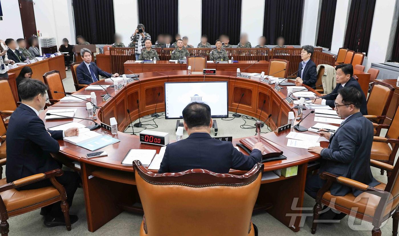 신성범 국회 정보위원장이 5일 오전 서울 여의도 국회에서 열린 정보위원회의 국방정보본부 등에 대한 국정감사에서 의사봉을 두드리고 있다. &#40;공동취재&#41; 2025.11.5/뉴스1 ⓒ News1 유승관 기자