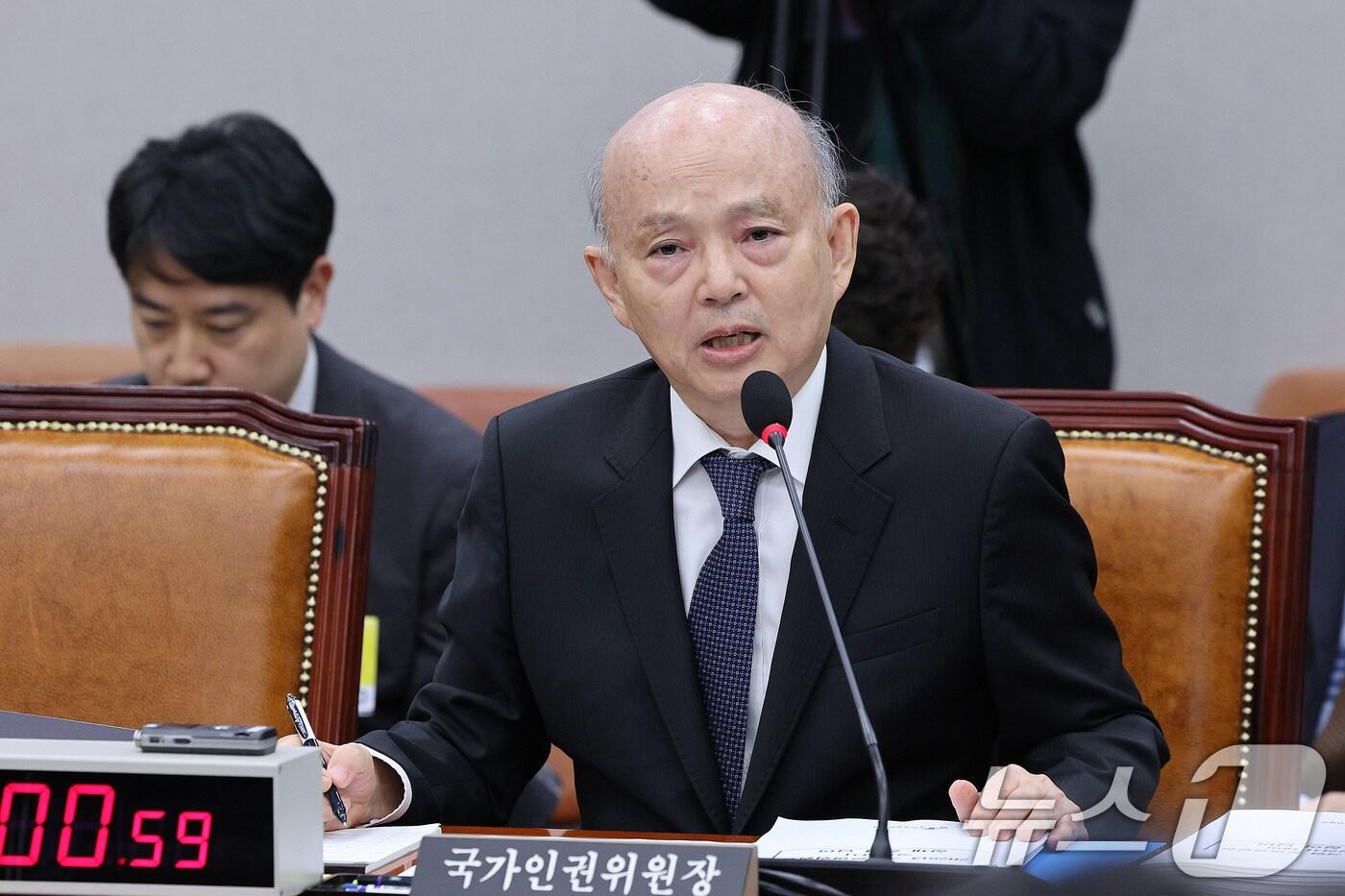 안창호 국가인권위원회 위원장이 5일 서울 여의도 국회 운영위원회에서 열린 국가인권위원회에 대한 국정감사에서 의원 질의에 답변하고 있다. 2025.11.5/뉴스1 ⓒ News1 신웅수 기자