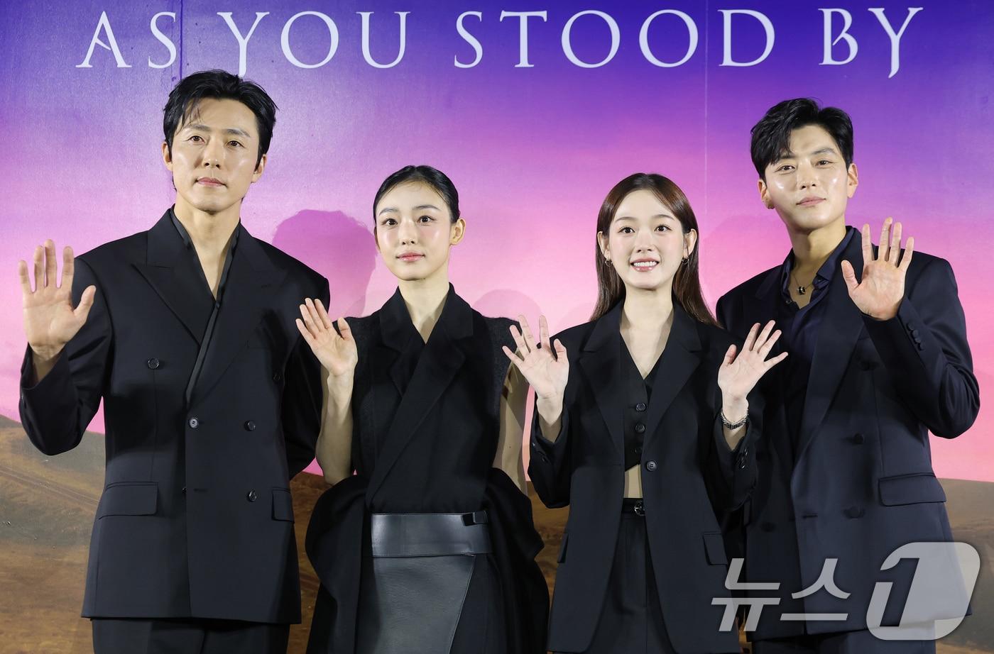 배우 이무생&#40;왼쪽부터&#41;과 전소니, 이유미, 장승조가 5일 오전 서울 용산구 CGV용산아이파크몰에서 열린 넷플릭스 시리즈 ‘당신이 죽였다’ 제작발표회에 참석해 포즈를 취하고 있다. ‘당신이 죽였다’는 죽거나 죽이지 않으면 벗어날 수 없는 현실 앞에서 살인을 결심한 두 여자가 예상치 못한 사건에 휘말리며 벌어지는 이야기다. 2025.11.5/뉴스1 ⓒ News1 권현진 기자