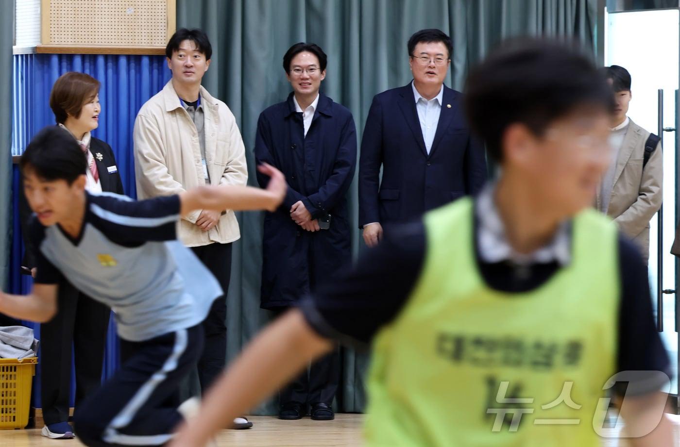 김대현 문화체육관광부 제2차관이 대전 유성구 외삼중학교를 방문해 학교스포츠클럽 활동 현장을 살펴보고 있다. &#40;문화체육관광부 제공. 재판매 및 DB 금지&#41; 2025.11.5/뉴스1