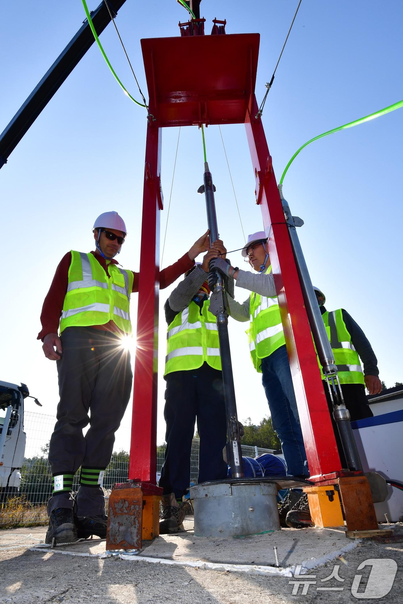 본문 이미지 - 5일 오전 경북 포항시 북구 흥해읍 지열발전소 부지에서 땅 속 움직임을 관측하기 위해 심부지진계가 재설치됐다. 2025.11.5/뉴스1 ⓒ News1 최창호 기자