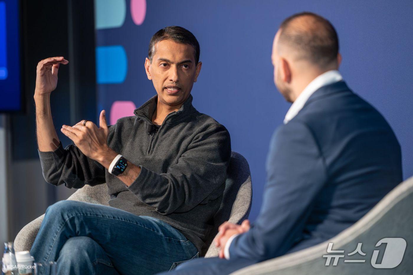 무하마드 알람&#40;Muhammad Alam&#41; SAP 제품 엔지니어링 총괄 및 이사회 임원이 SAP 테크에드 2025 대담 세션&#40;Fireside chat&#41;에서 발언하고 있다.&#40;SAP 제공&#41;