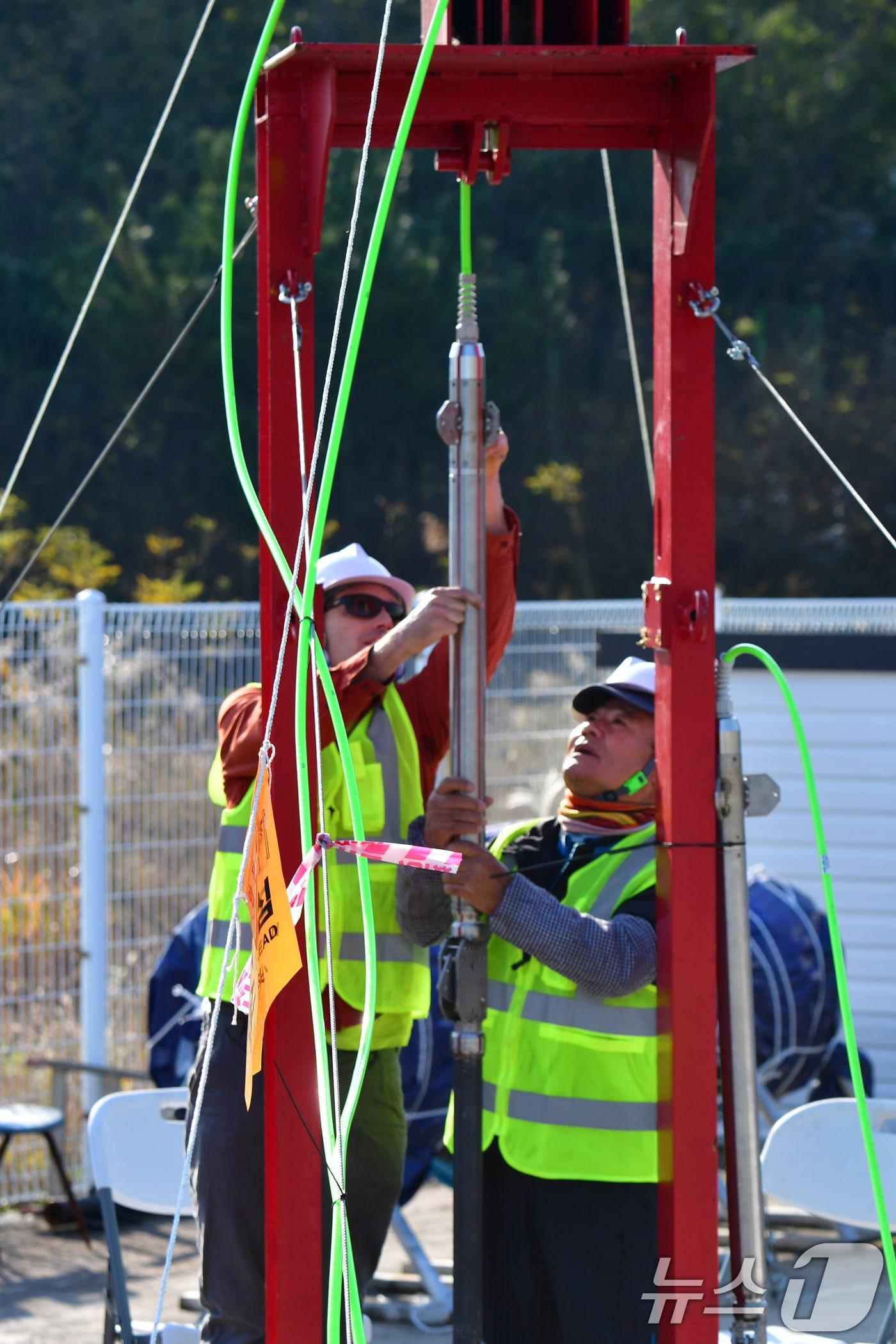 본문 이미지 - 지난 5일 경북 포항시 북구 흥해읍 지열발전소 부지에서 심부지진계 설치 작업이 진행됐다. 2025.11.5/뉴스1 ⓒ News1 최창호 기자