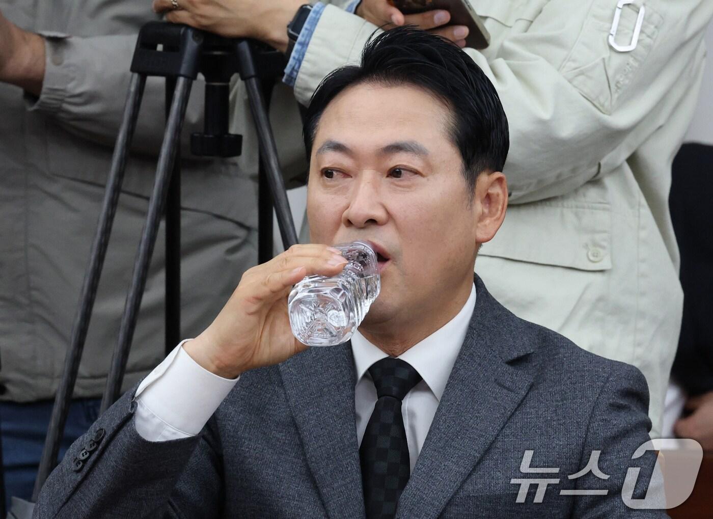 본문 이미지 - 장동혁 국민의힘 대표가 5일 대전시청에서 열린 국민의힘 충청권 지역민생 예산정책협의회에 참석해 목을 축이고 있다. 2025.11.5/뉴스1 ⓒ News1 김기태 기자