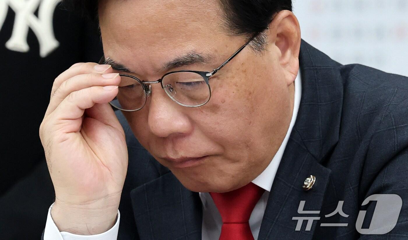 송언석 국민의힘 원내대표가 5일 대전시청에서 열린 국민의힘 충청권 지역민생 예산정책협의회에 참석해 회의 자료를 살피고 있다. 2025.11.5/뉴스1 ⓒ News1 김기태 기자