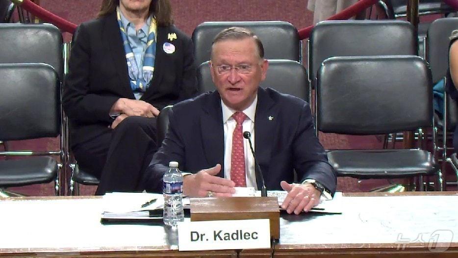 본문 이미지 - 로버트 P. 캐들렉 미국 국방부 핵억제·생화학방어 담당 차관보 지명자가 4일&#40;현지시간&#41; 상원 군사위원회 인사청문회에서 질문에 답하고 있다.&#40;美상원 군사위 인사청문회 방송 캡처, 재판매 및 DB금지&#41; 2025.11.04. ⓒ News1 류정민 특파원