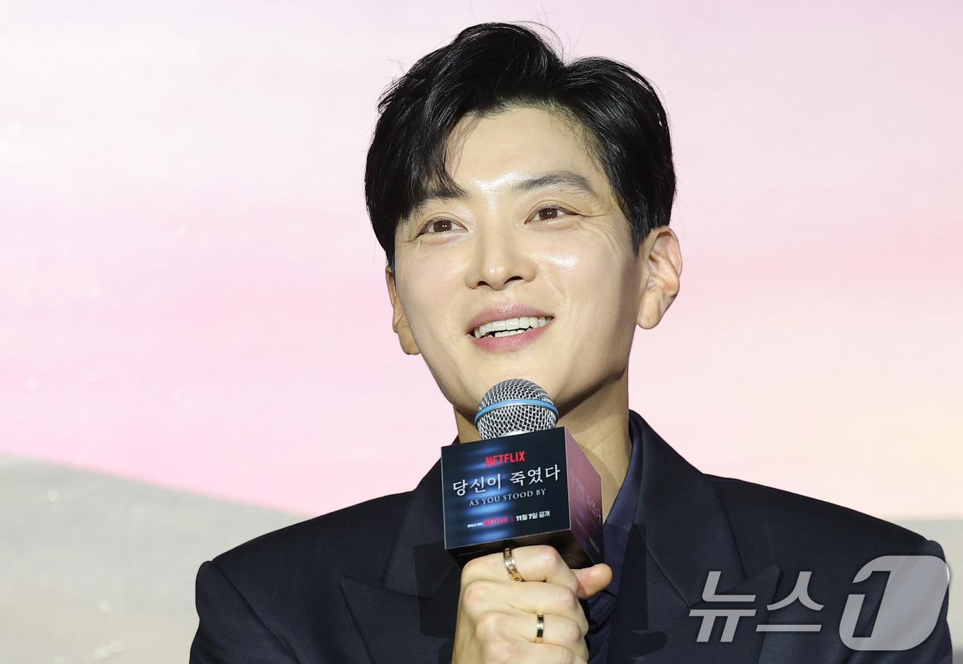 배우 장승조가 5일 오전 서울 용산구 CGV용산아이파크몰에서 열린 넷플릭스 시리즈 ‘당신이 죽였다’ 제작발표회에 참석해 인사말을 하고 있다. ‘당신이 죽였다’는 죽거나 죽이지 않으면 벗어날 수 없는 현실 앞에서 살인을 결심한 두 여자가 예상치 못한 사건에 휘말리며 벌어지는 이야기다. 2025.11.5/뉴스1 ⓒ News1 권현진 기자