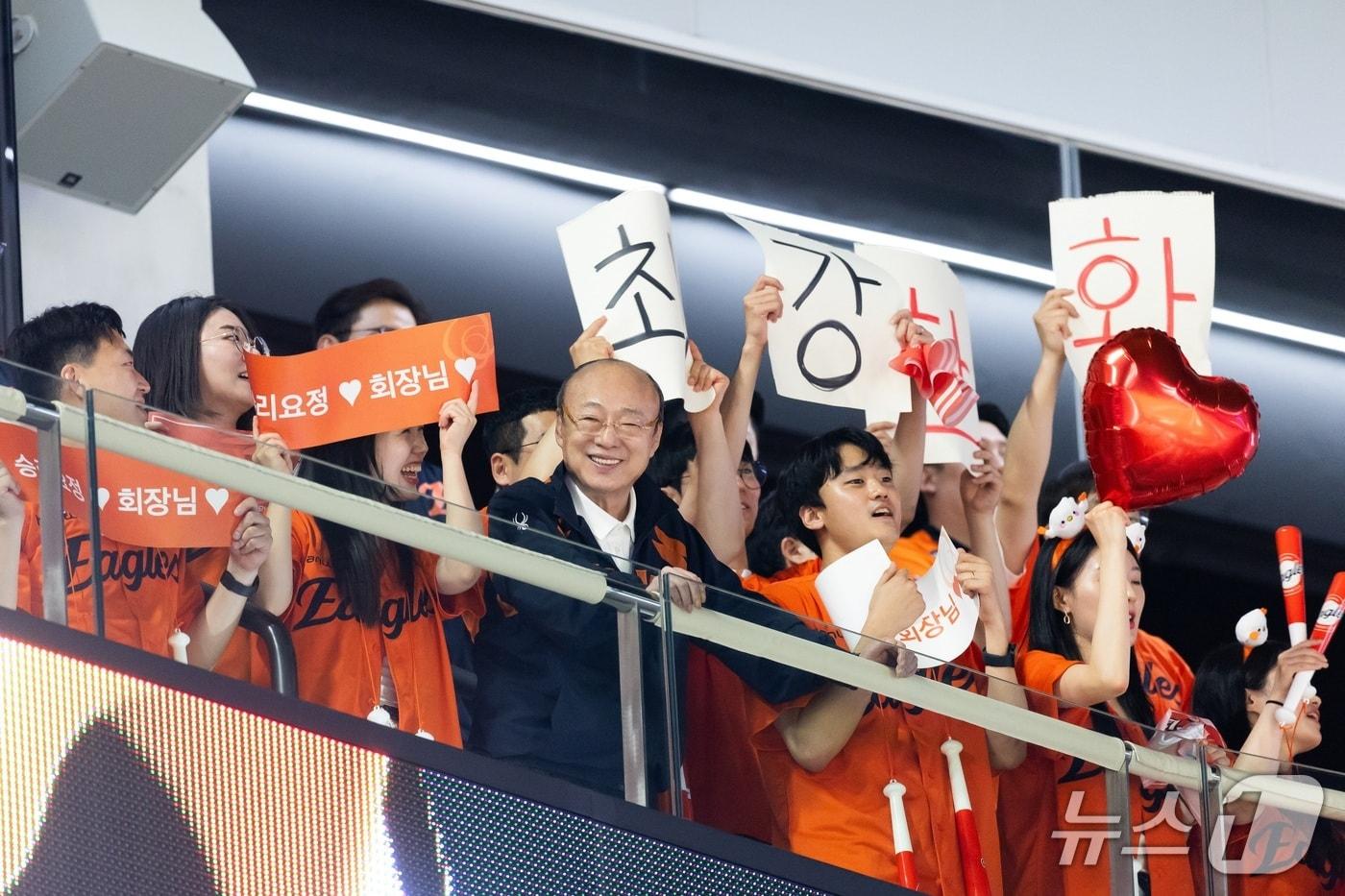 김승연 한화그룹 회장이 임직원들과 함께 한화이글스 경기를 응원하고 있다&#40;한화 제공&#41;
