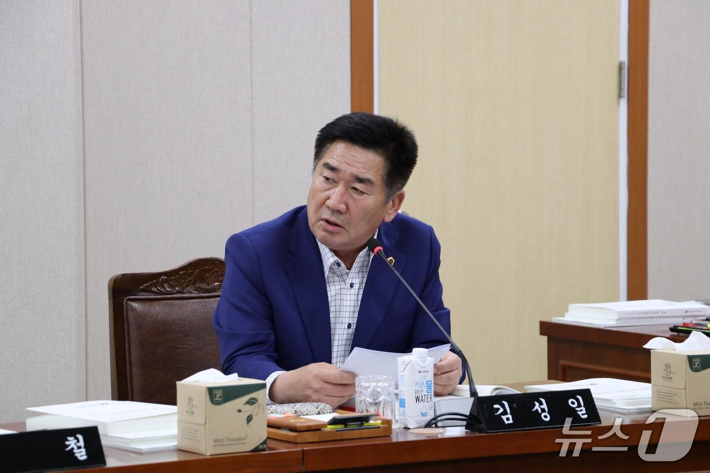 김성일 전남도의원이  전남도 행정사무감사에서 질의하고 있다.&#40;전남도의회 제공, 재판매 및 DB금지&#41;/뉴스1