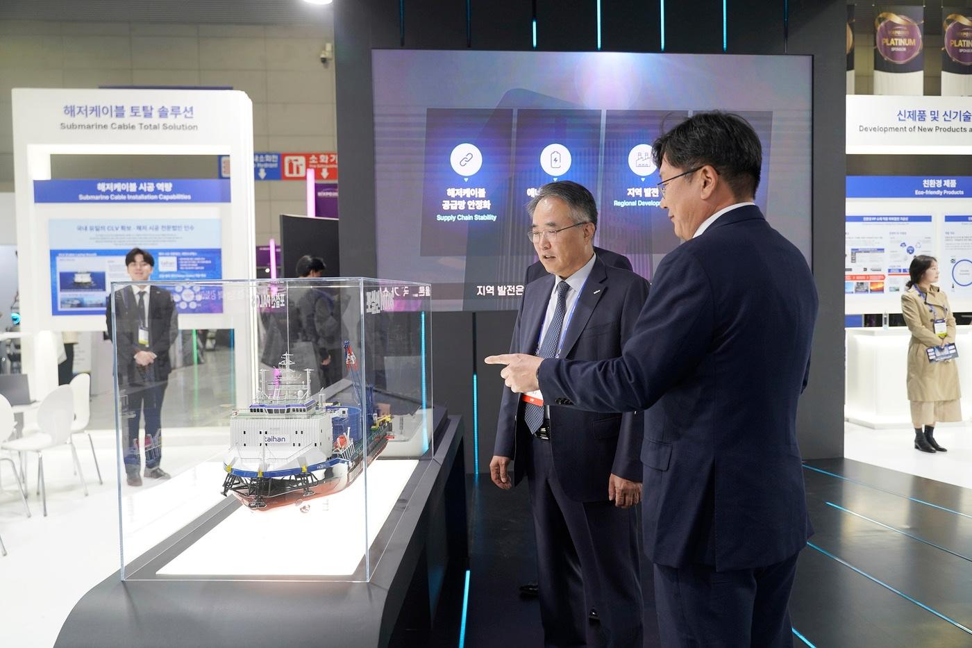 본문 이미지 - 대한전선 송종민 대표이사 부회장이 5일 BIXPO 2025 대한전선 전시장을 둘러보고 있다(대한전선 제공). ⓒ 뉴스1