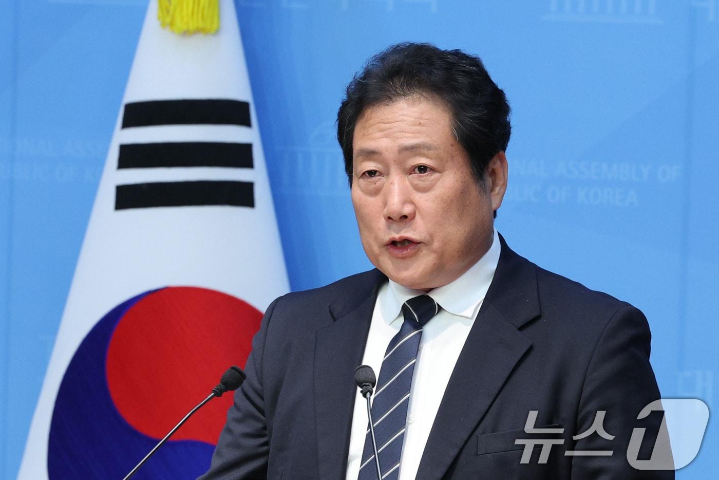 더불어민주당 부산시당위원장 선거에 출마했으나 컷오프된 유동철 수영구지역위원장은 5일 서울 여의도 국회 소통관에서 기자회견을 하고 있다. 2025.11.5/뉴스1 ⓒ News1 신웅수 기자