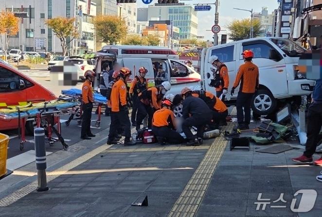 본문 이미지 - 5일 오전 서귀포시 서귀동에서 발생한 교통사고 현장.&#40;제주도소방안전본부 제공. 재판매 및 DB 금지&#41;