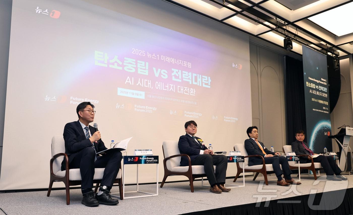 5일 오전 서울 용산구 나인트리 프리미어 로카우스 호텔 용산에서 열린 &#39;2025 뉴스1 미래에너지포럼&#39;&#40;NFEF 2025&#41;에서 패널들이 &#39;AI시대의 전력 리스크, 탄소중립 로드맵과 현실관의 괴리&#39;를 주제로 토론하고 있다. 왼쪽부터 좌장을 맡은 유승훈 서울과학기술대학교 교수, 최한창 기후에너지환경부 기후위기대응단 부단장, 이성학 한국전력 송변전건설단 건설혁신실장, 이기복 한국원자력학회장 2025.11.5/뉴스1 ⓒ News1 구윤성 기자
