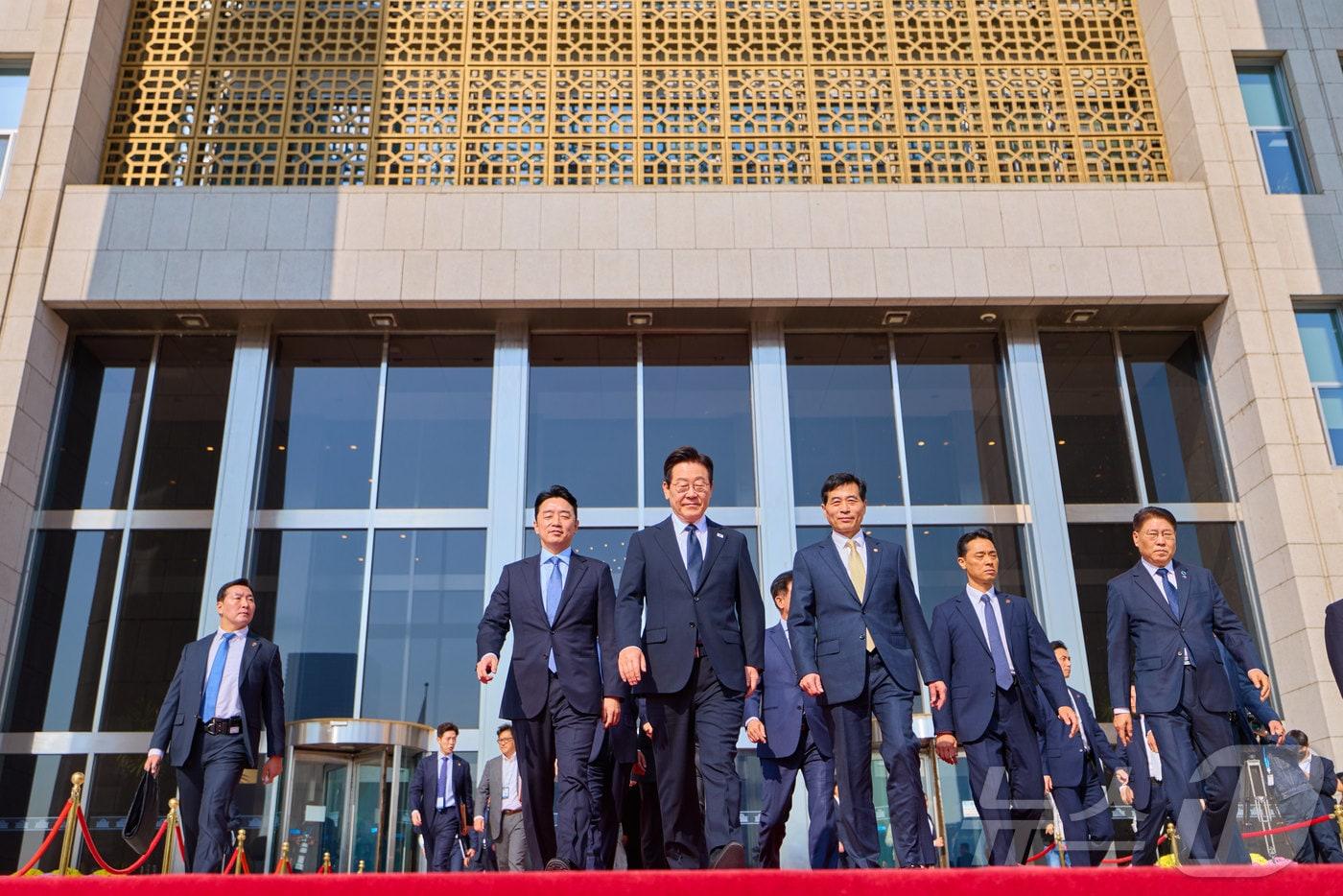 이재명 대통령이 4일 서울 여의도 국회 본회의장에서 2026년도 예산안 및 기금운용계획안에 대한 시정연설을 마친 후 나서고 있다. &#40;이재명 대통령 SNS. 재판매 및 DB 금지&#41; 2025.11.5/뉴스1 ⓒ News1 이재명 기자