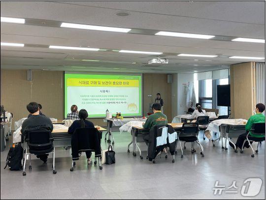 본문 이미지 - 한국건강증진개발원은 청년 1인 가구의 균형 잡힌 식생활 실천을 지원하기 위해 건강 요리법 교육 및 실습 프로그램을 운영했다고 밝혔다(한국건강증진개발원 제공)