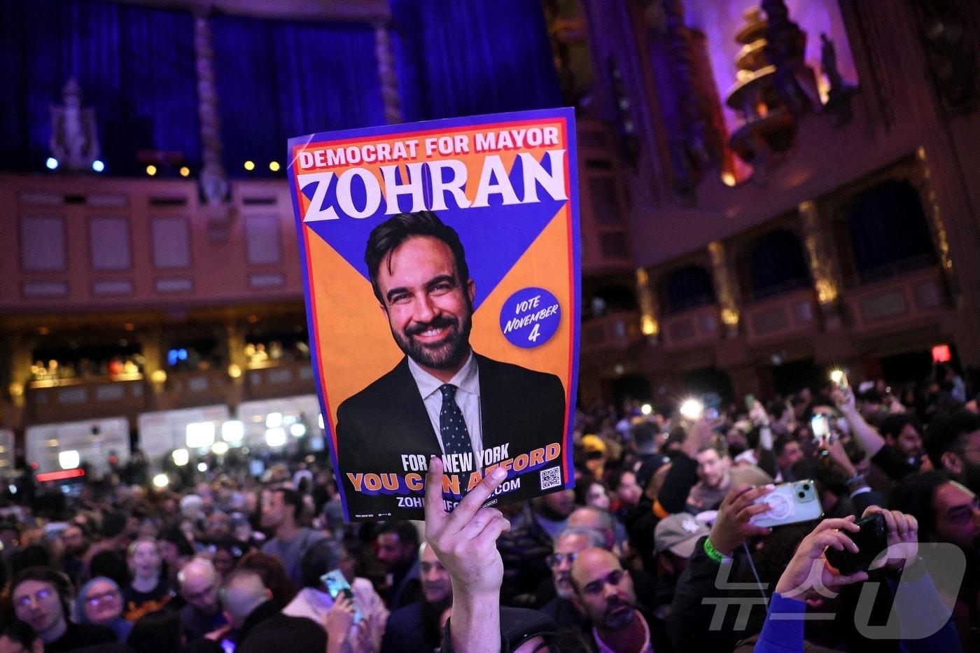 조란 맘다니 민주당 뉴욕시장 후보 지지자들이 4일&#40;현지시간&#41; 뉴욕시 브루클린 자치구의 브루클린 파라마운트에서 열린 맘다니의 투표 파티에 참석했다. 이날 실시된 뉴욕시장 선거에서 맘다니는 앤드루 쿠오모 무소속 후보와 커티스 슬리와 공화당 후보를 꺾고 당선됐다. ⓒ AFP=뉴스1 ⓒ News1 이정환 기자