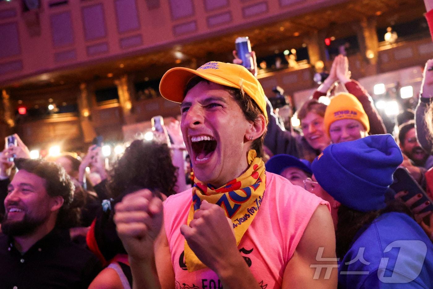 4일&#40;현지시간&#41; 미국 뉴욕시 브루클린 자치구에서 열린 투표 파티에서 한 민주당 지지자가 조란 맘다니 뉴욕시장 민주당 후보의 당선이 초기 예측으로 발표되자 환호하고 있다. 2025.11.04. ⓒ 로이터=뉴스1 ⓒ News1 이정환 기자