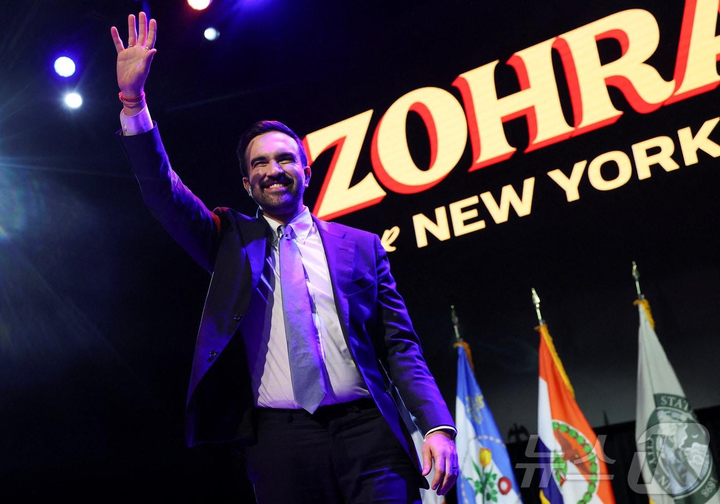조란 맘다니 민주당 뉴욕시장 후보가 2025년 뉴욕시장 선거에서 승리한 후 무대에서 손을 흔들고 있다. 2025.11.04. ⓒ 로이터=뉴스1 ⓒ News1 이정환 기자