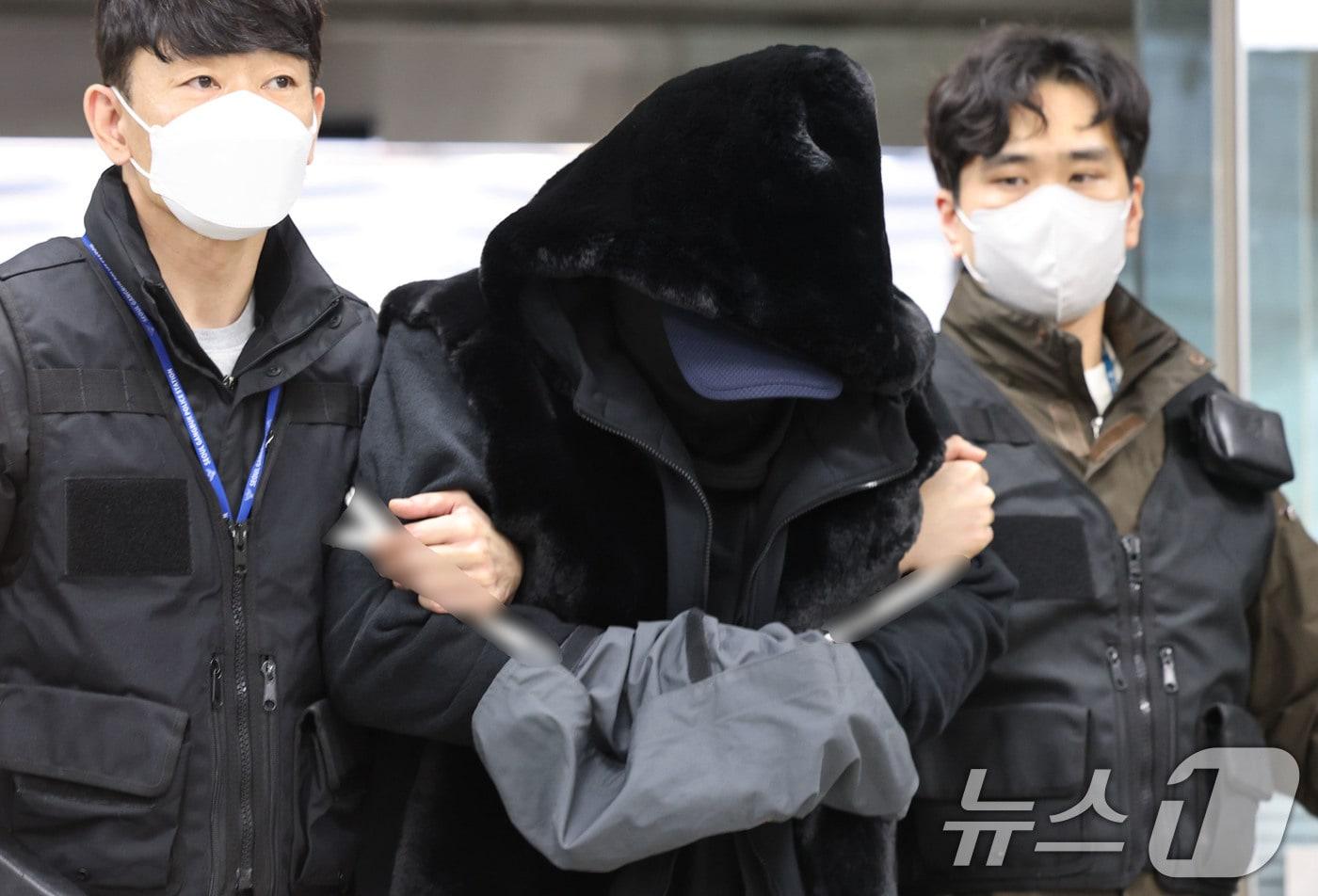 도로교통법상 음주운전과 특정범죄가중처벌법상 위험운전치사상 혐의를 받는 서 모씨가 5일 서울 서초구 서울중앙지방법원에서 열린 구속 전 피의자 심문에 출석하고 있다.  2025.11.5/뉴스1 ⓒ News1 이광호 기자