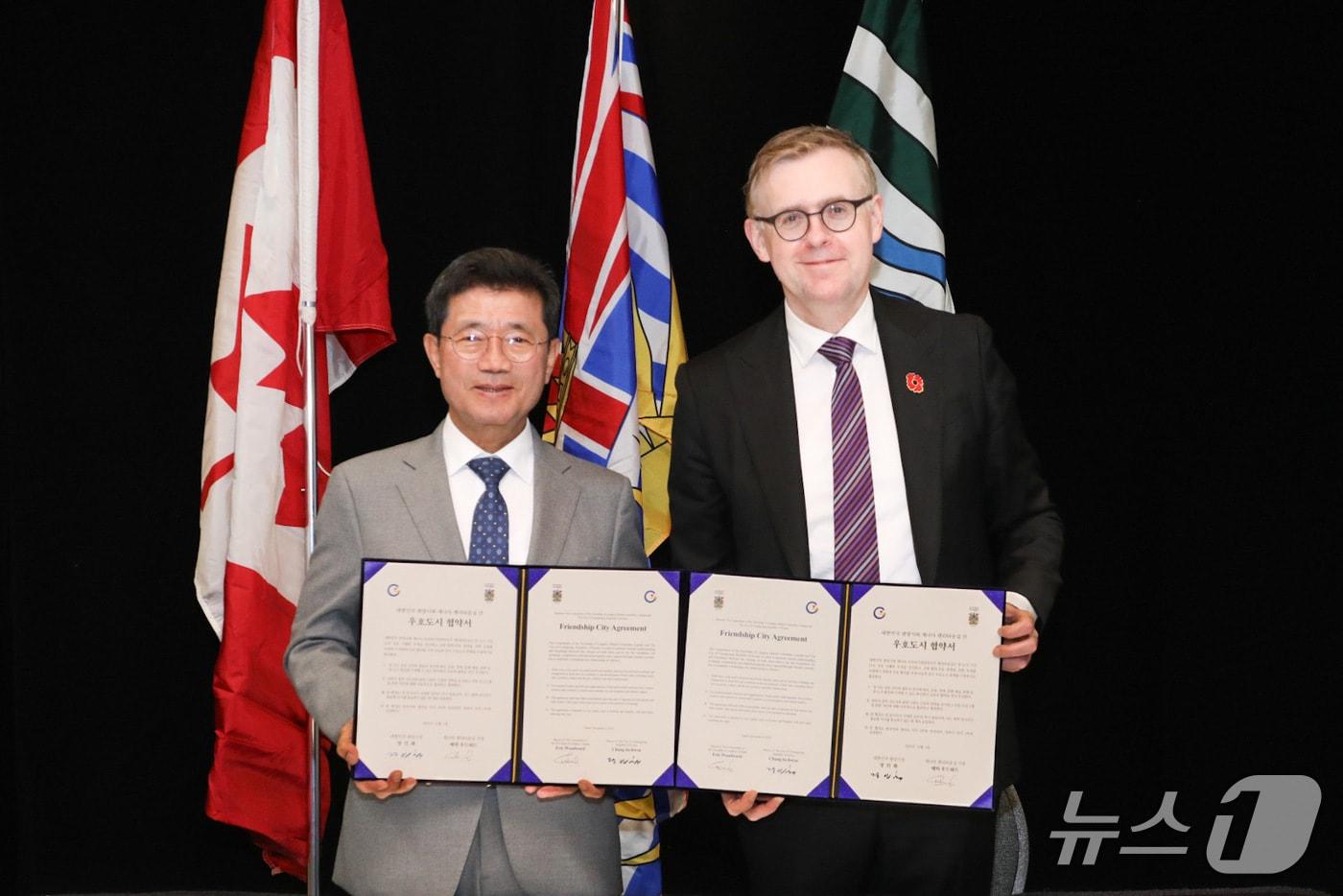 정인화 광양시장&#40;왼쪽&#41;과  에릭 우드워드 랭리타운십 시장&#40;오른쪽&#41;이 국제 우호도시 협약을 공식 체결했다&#40;광양시 제공&#41;