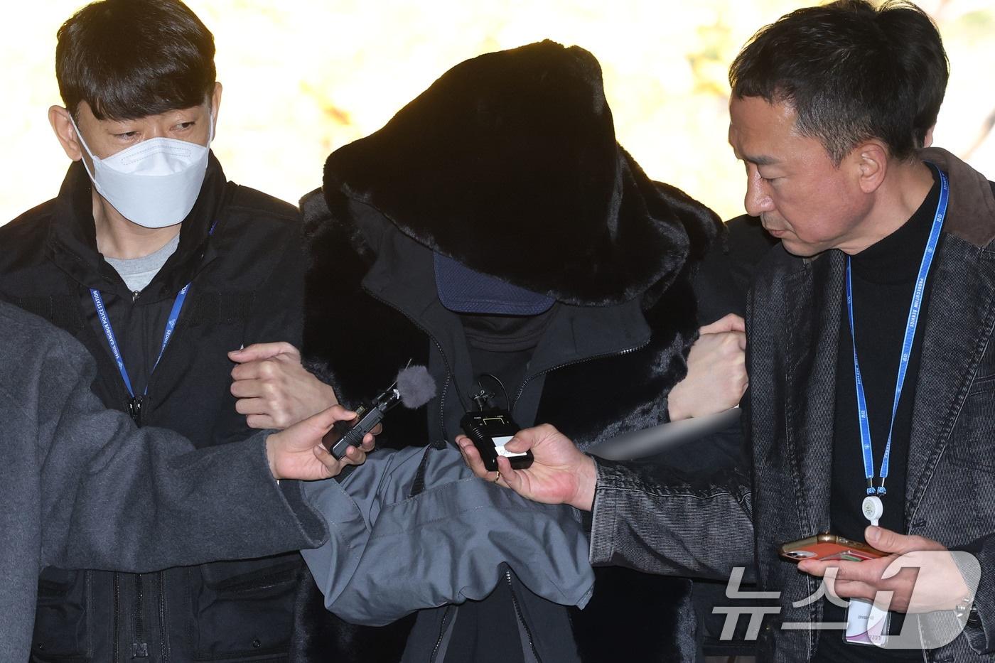 도로교통법상 음주운전과 특정범죄가중처벌법상 위험운전치사상 혐의를 받는 서 모씨가 5일 서울 서초구 서울중앙지방법원에서 열린 구속 전 피의자 심문에 출석하고 있다.  2025.11.5/뉴스1 ⓒ News1 이광호 기자