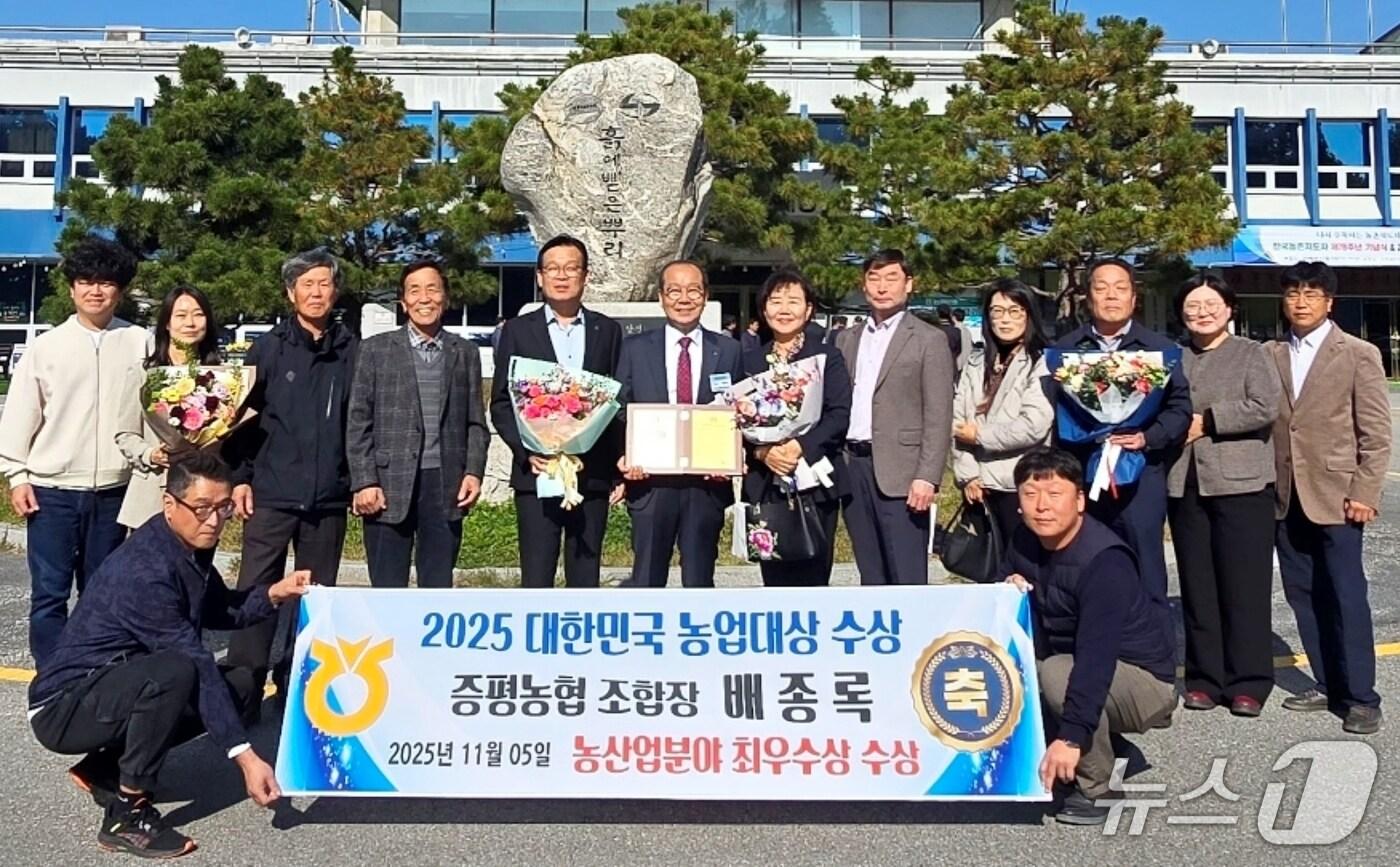 충북 증평농협 배종록 조합장이 5일 수원시 화서동 농민회관에서 열린 &#39;2025 대한민국농업대상 시상 및 농촌지도자 78주년 기념식&#39;에서 농산업 분야 최우수상을 수상했다.&#40;증평군 제공, 재판매 및 DB금지&#41;/뉴스1