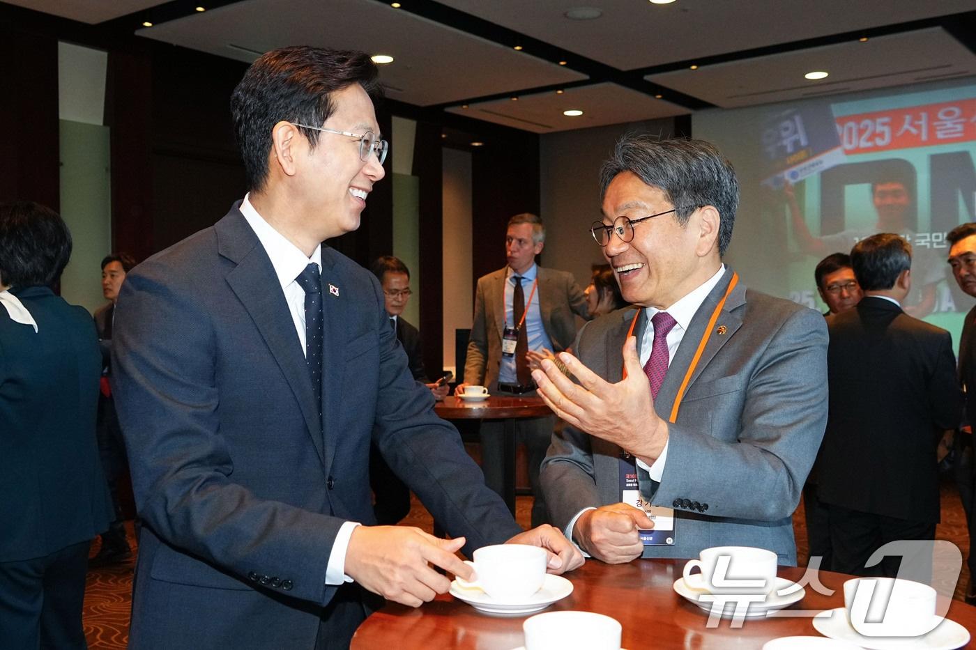 강기정 광주시장이 5일 오전 서울 신라호텔에서 열린 &#39;제10회 서울미래컨퍼런스&#39;에 참석해 배경훈 과학기술정보통신부 장관과 환담장에서 대화를 나누고 있다.&#40;광주시 제공. 재판매 및 DB 금지&#41; 2025.11.5/뉴스1 