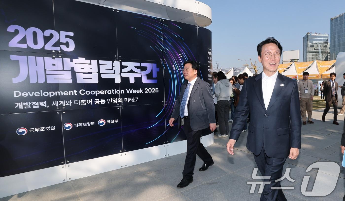 김민석 국무총리가 5일 서울 종로구 광화문광장에서 열린 2025 개발협력주간 홍보존을 방문하고 있다. 2025.11.5/뉴스1 ⓒ News1 임세영 기자