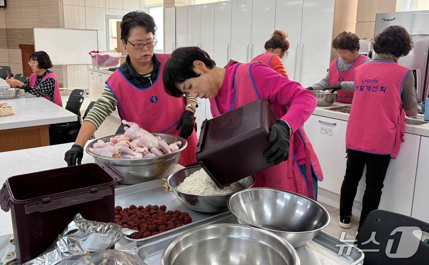 본문 이미지 - 한국생활개선 괴산군연합회가 5일 결혼이주여성과 함께하는 '우리 음식 한상차리기' 활동을 하고 있다.(괴산군 제공, 재판매 및 DB금지)/뉴스1