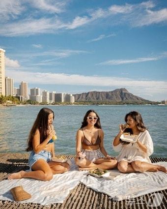 본문 이미지 - 오아후섬 와이키키를 즐기는 여행객들&#40;하와이관광청 제공&#41;