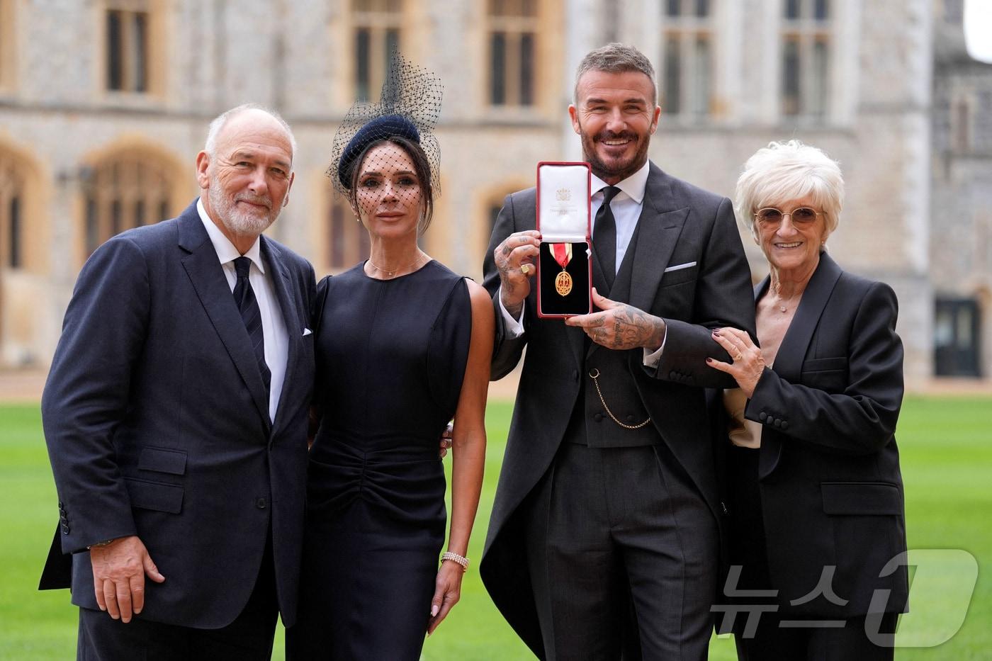 데이비드 베컴이 4일&#40;현지시간&#41; 영국 윈저성에서 찰스 3세 국왕으로부터 기사 작위를 받았다. 2025.11.4./뉴스1 ⓒ 로이터=뉴스1 ⓒ News1 이창규 기자