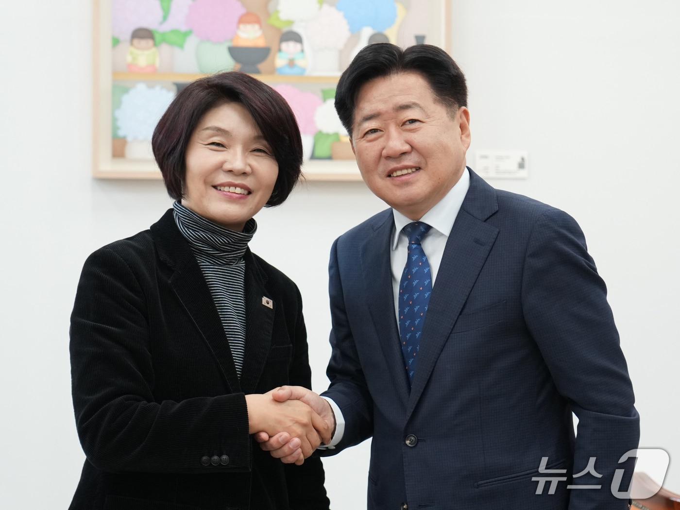 본문 이미지 - 한정애 더불어민주당 정책위원회 의장과 오영훈 제주도지사(제주도 제공. 재판매 및 DB금지)/뉴스1 