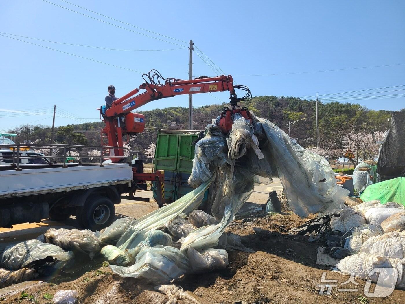 본문 이미지 -  영농폐기물 수거 모습&#40;경기 양평군 제공. 재판매 및 DB 금지&#41;/뉴스1
