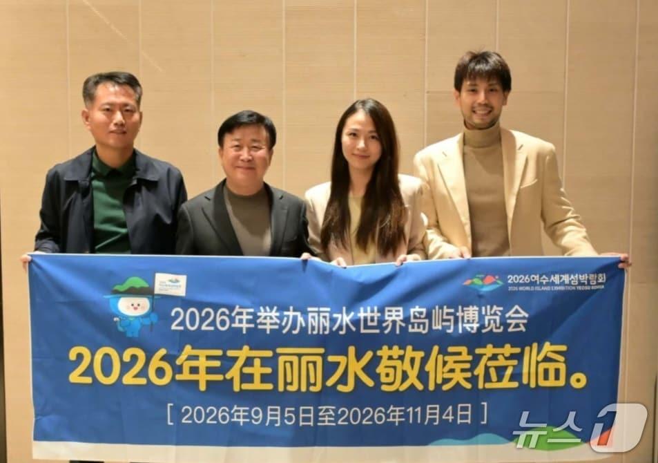 본문 이미지 - 정기명 여수시장이 지난 3일 여수 섬박람회 홍보차 중국 자매도시를 순방하던 중 마이클 부부를 만나 기념사진을 촬영하고 있다. &#40;여수시 제공. 재판매 및 DB금지&#41;