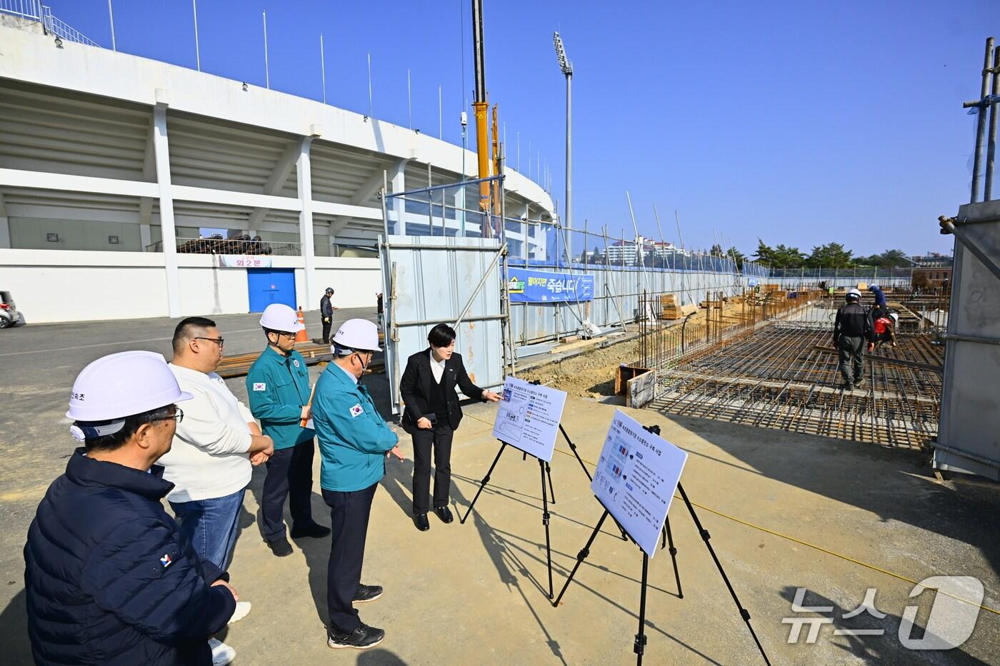 속초종합경기장 수소충전소 신축 공사 현장 둘러보는 이병선 시장.&#40;속초시 제공, 재판매 및 DB 금지&#41; 2025.11.5/뉴스1