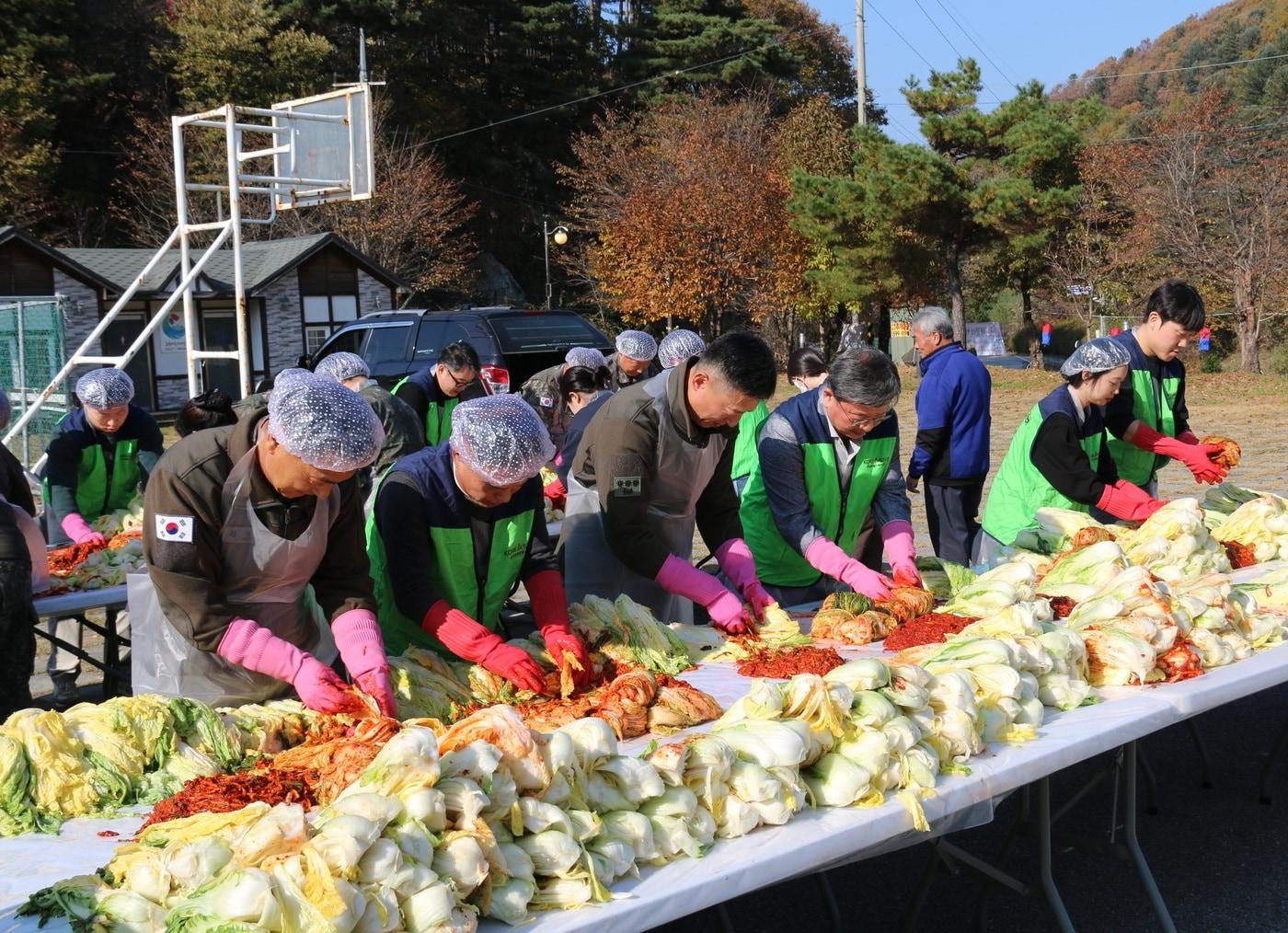 본문 이미지 - 기동호 코리아에셋투자증권 사장&#40;오른쪽에서 세번째&#41;과 코리아에셋투자증권 임직원, 제2공병여단 장병이 5일 경기도 가평군 초롱이둥지마을에서 김장나눔활동을 하고 있다. &#40;코리아에셋투자증권 제공&#41;