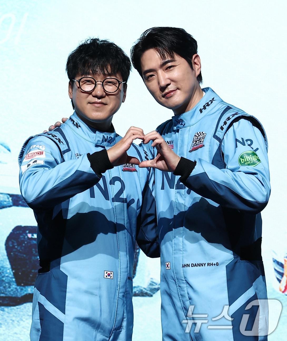 본문 이미지 - 박규승 선수와 가수 데니안이 5일 서울 중구 웨스틴조선호텔에서 열린 티빙 오리지널 &#39;슈퍼레이스 프리스타일&#39; 제작발표회에서 포즈를 취하고 있다. &#39;슈퍼레이스 프리스타일&#39;은 대한민국 레이싱 탑 10팀이 펼치는 국내 최초 ‘프리스타일 튜닝 레이스’ 대결을 담은 카레이싱 예능이다. 2025.11.5/뉴스1 ⓒ News1 김성진 기자