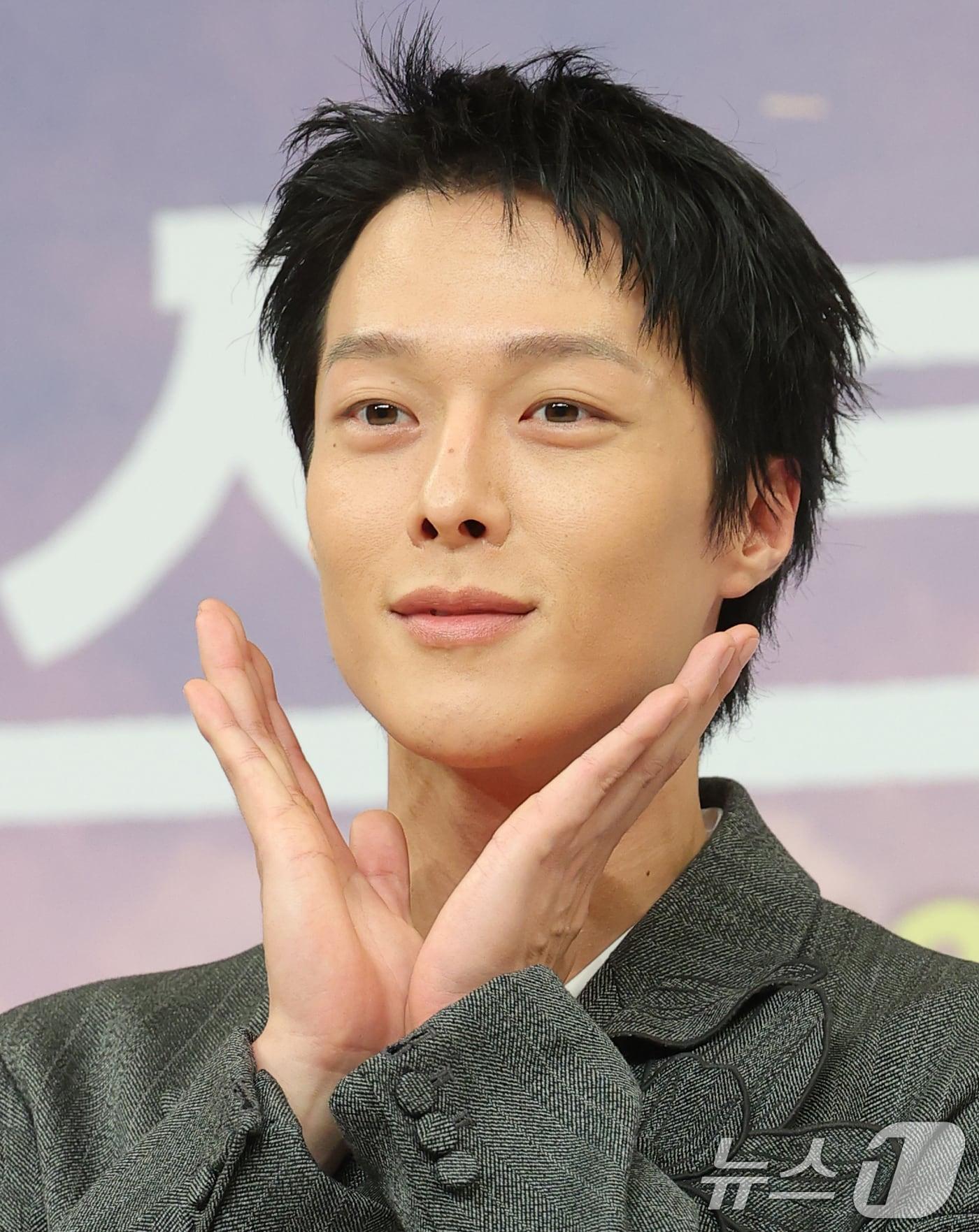 본문 이미지 - 배우 장기용이 5일 서울 양천구 SBS 방송센터에서 열린 SBS 새 수목드라마 ‘키스는 괜히 해서!’&#40;극본 하윤아, 태경민/연출 김재현&#41; 제작발표회에 참석해 포즈를 취하고 있다. ‘키스는 괜히 해서’는 생계를 위해 애엄마로 위장취업한 싱글녀 고다림&#40;안은진 분&#41;과 그녀를 사랑하게 된 팀장님 공지혁&#40;장기용 분&#41;의 쌍방 속앓이 로맨스를 그린 작품이다. 2025.11.5/뉴스1 ⓒ News1 권현진 기자