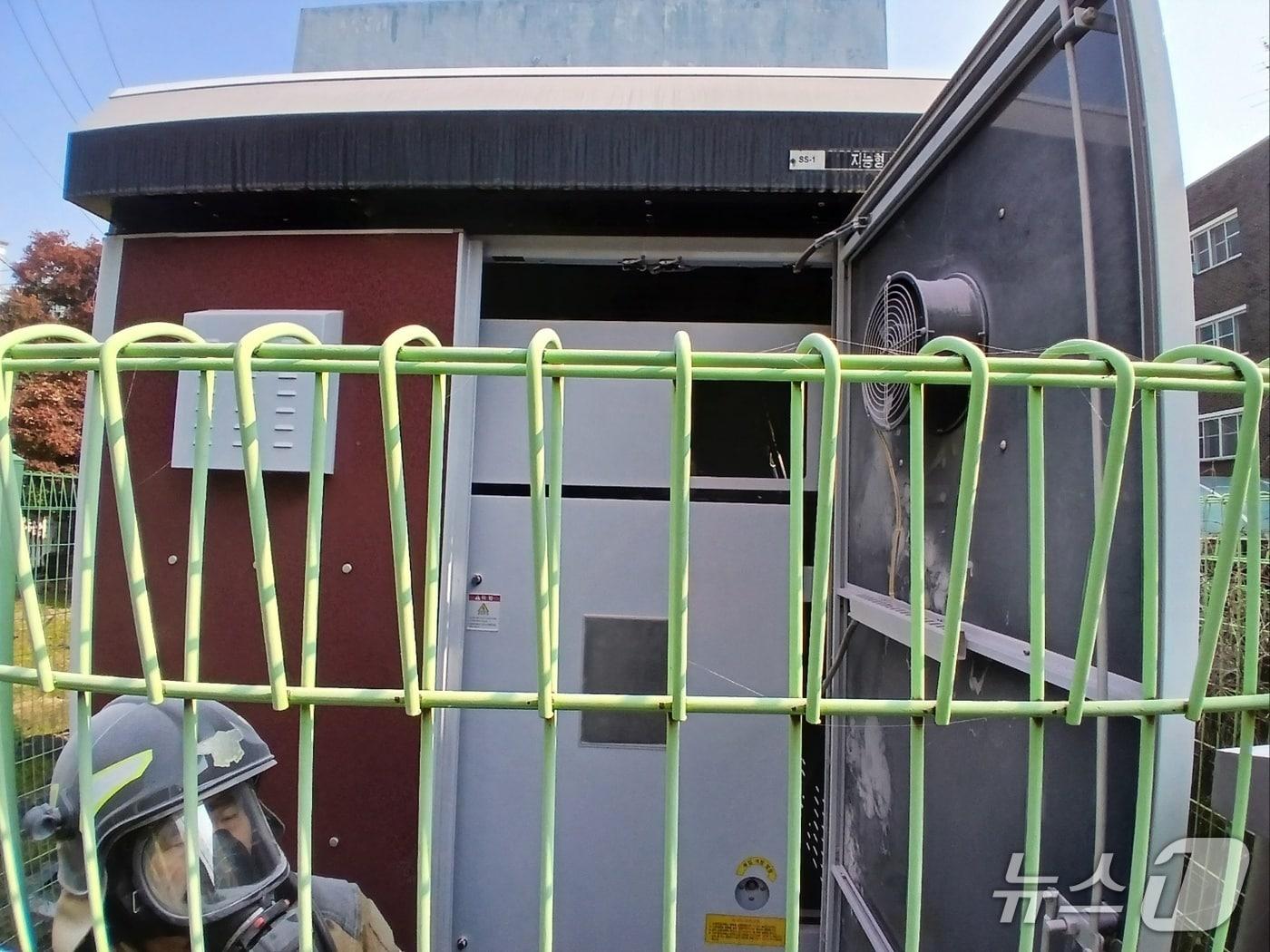 본문 이미지 - 5일 오전 10시10분께 대전 중구의 한 초등학교 외부 변압기에서 불이 나 학교가 정전됐다.(대전소방본부 제공) /뉴스1