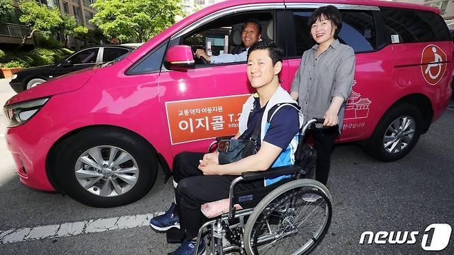 본문 이미지 - 전주시설공단이 수학능력시험을 치르는 교통약자 수험생을 위해 장애인콜택시 ‘이지콜’을 무료 운행한다./뉴스1DB