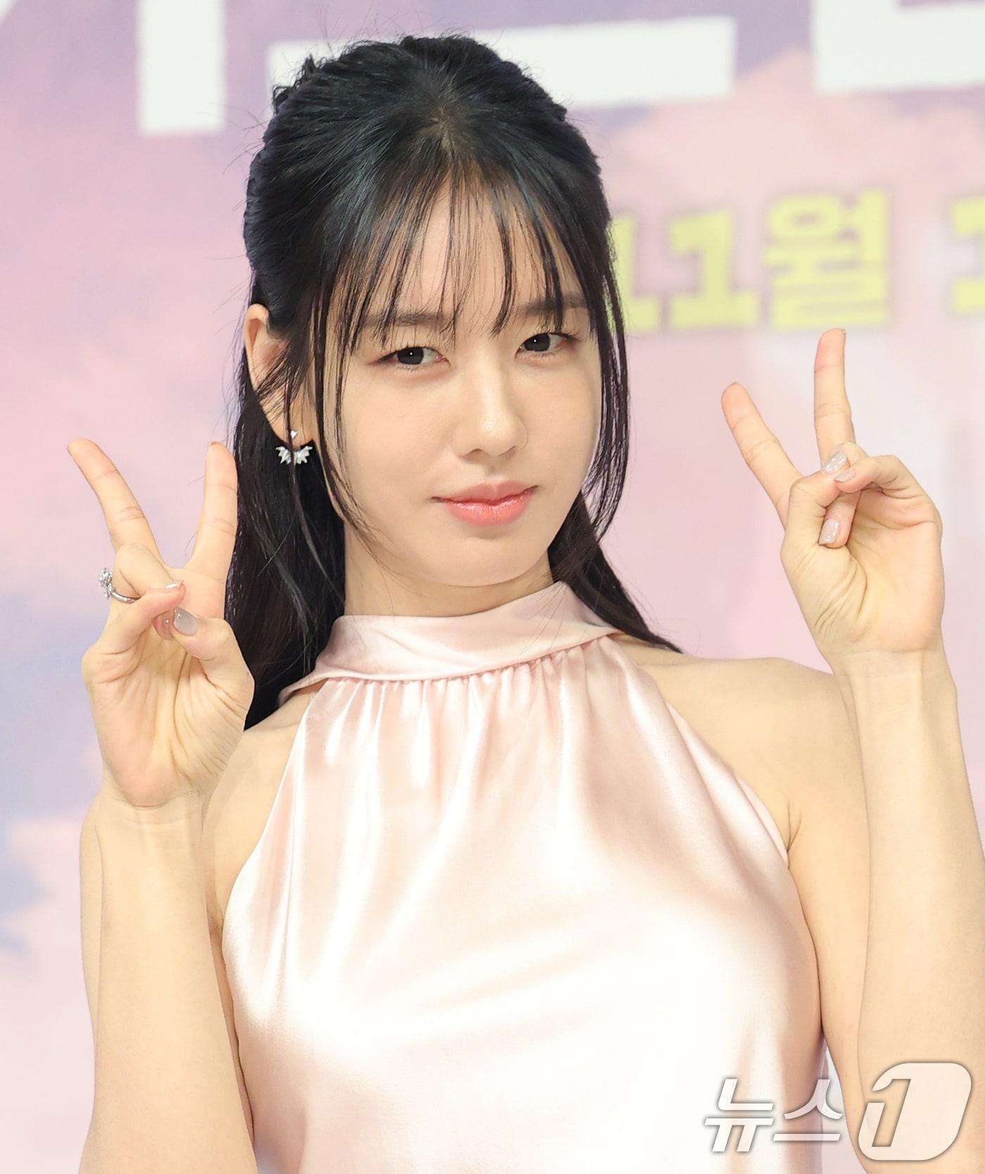 본문 이미지 - 배우 안은진이 5일 서울 양천구 SBS 방송센터에서 열린 SBS 새 수목드라마 ‘키스는 괜히 해서!’&#40;극본 하윤아, 태경민/연출 김재현&#41; 제작발표회에 참석해 포즈를 취하고 있다. ‘키스는 괜히 해서’는 생계를 위해 애엄마로 위장취업한 싱글녀 고다림&#40;안은진 분&#41;과 그녀를 사랑하게 된 팀장님 공지혁&#40;장기용 분&#41;의 쌍방 속앓이 로맨스를 그린 작품이다. 2025.11.5/뉴스1 ⓒ News1 권현진 기자