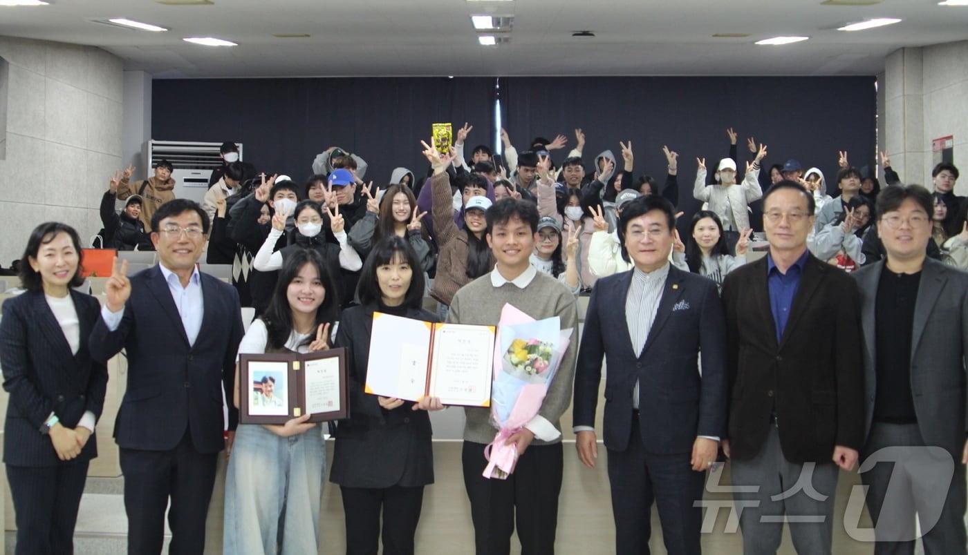 송원대학교 한국어교육과에 재학 중인 람바오응옥&#40;24학번·26&#41;씨가 여수 앞바다에 빠진 익수자를 구조한 공로로 LG복지재단 의인상과 GS칼텍스 참사람상, 여수경찰서 감사장을 받고 있다.&#40;송원대 제공. 재배포 및 DB 금지&#41;
