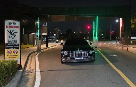 본문 이미지 - 아파트 입구를 막아버린 입주민의 차량. 출처=보배드림