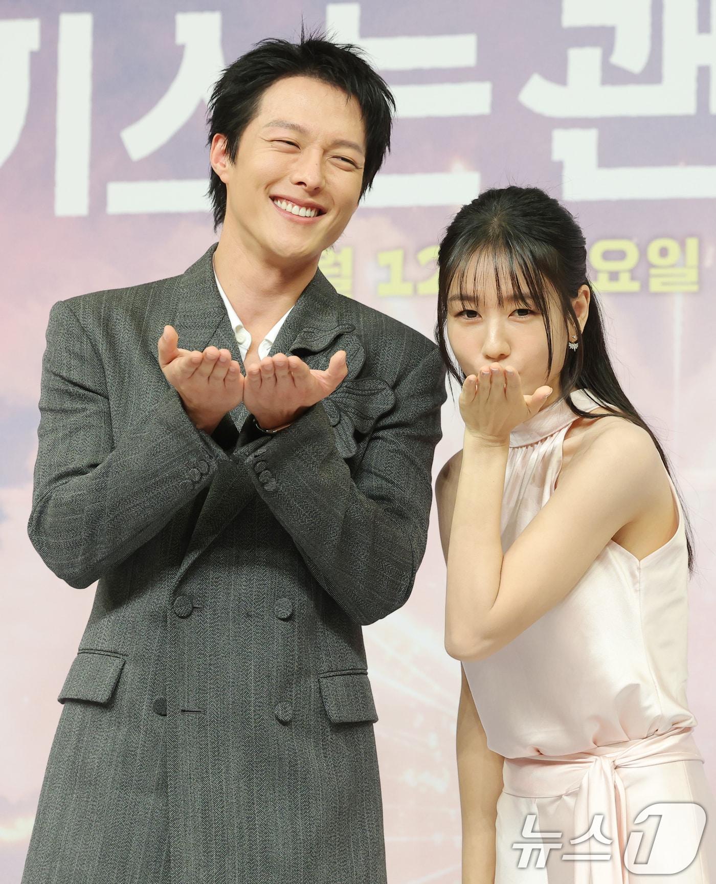 본문 이미지 - 배우 장기용과 안은진&#40;오른쪽&#41;이 5일 서울 양천구 SBS 방송센터에서 열린 SBS 새 수목드라마 ‘키스는 괜히 해서!’&#40;극본 하윤아, 태경민/연출 김재현&#41; 제작발표회에 참석해 포즈를 취하고 있다. ‘키스는 괜히 해서’는 생계를 위해 애엄마로 위장취업한 싱글녀 고다림&#40;안은진 분&#41;과 그녀를 사랑하게 된 팀장님 공지혁&#40;장기용 분&#41;의 쌍방 속앓이 로맨스를 그린 작품이다. 2025.11.5/뉴스1 ⓒ News1 권현진 기자