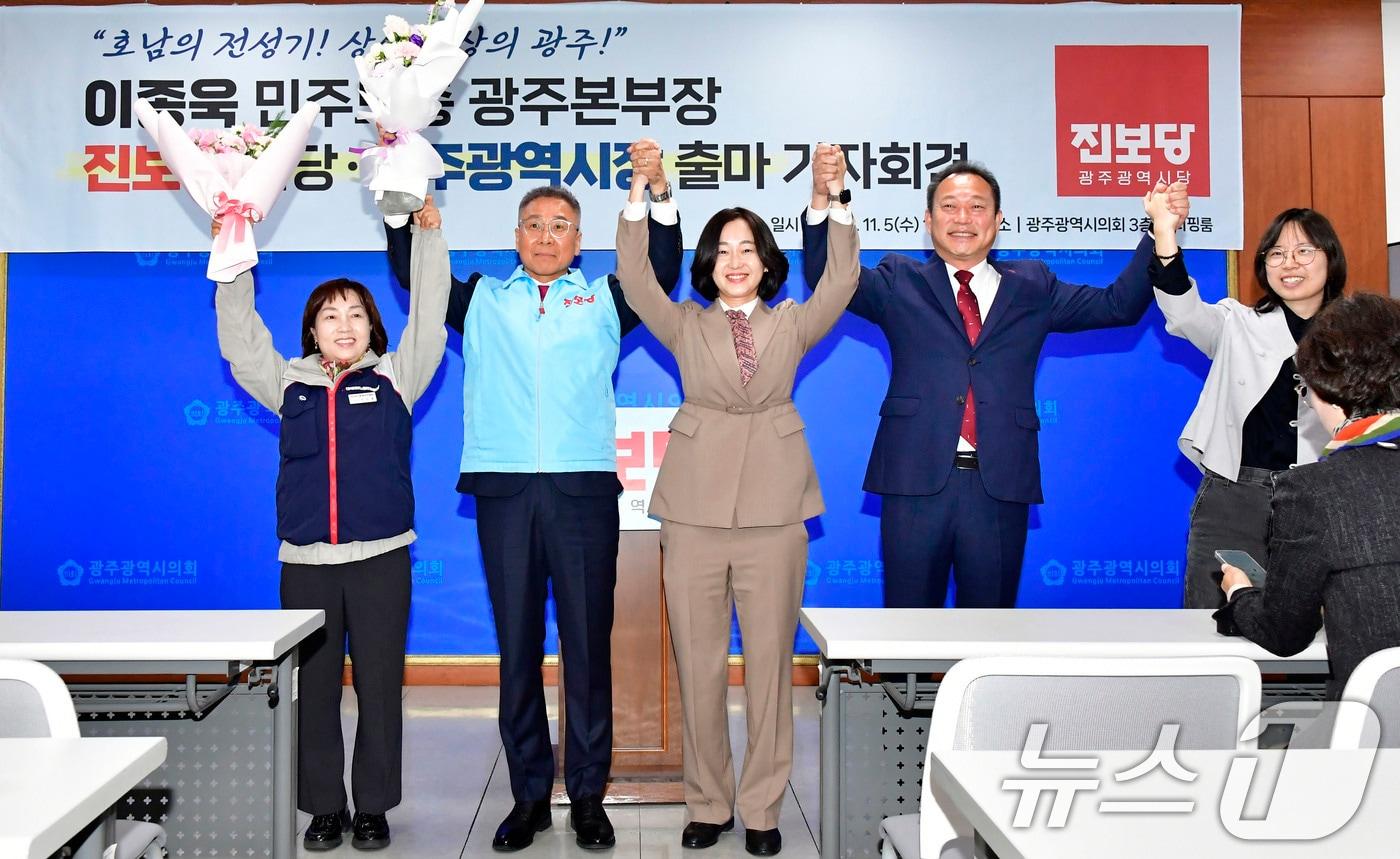 이종욱 민주노총 광주본부장이 5일 광주시의회 브리핑룸에서 내년 광주시장 출마 기자회견을 마치고 김재연 진보당 상임대표 등과 기념촬영을 하고 있다.&#40;진보당 제공. 재판매 및 DB 금지&#41; 2025.11.5/뉴스1 