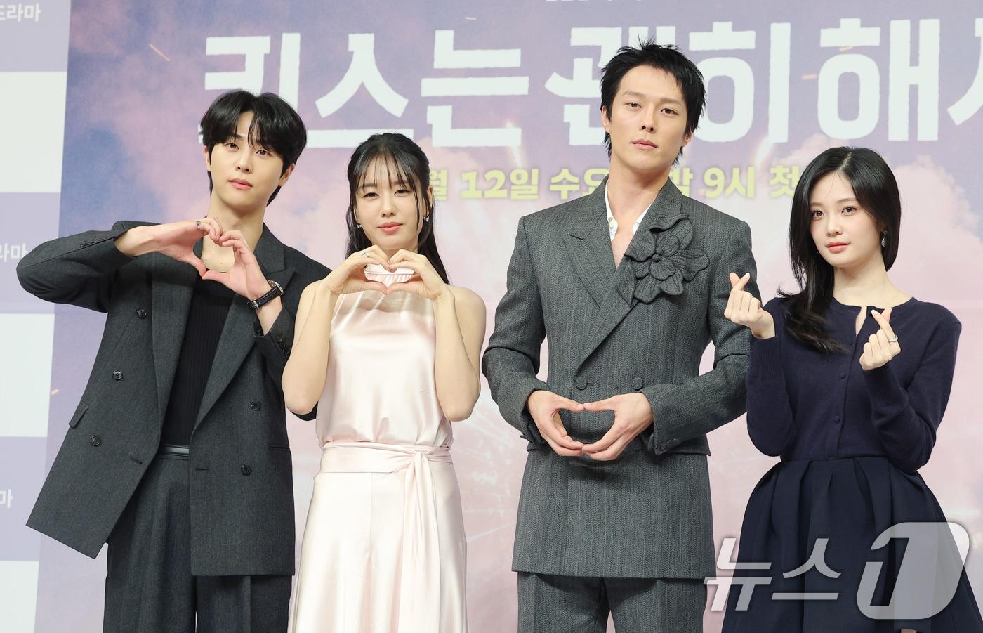 배우 김무준&#40;왼쪽부터&#41;과 안은진, 장기용, 우다비가 5일 서울 양천구 SBS 방송센터에서 열린 SBS 새 수목드라마 ‘키스는 괜히 해서!’&#40;극본 하윤아, 태경민/연출 김재현&#41; 제작발표회에 참석해 포즈를 취하고 있다. ‘키스는 괜히 해서’는 생계를 위해 애엄마로 위장취업한 싱글녀 고다림&#40;안은진 분&#41;과 그녀를 사랑하게 된 팀장님 공지혁&#40;장기용 분&#41;의 쌍방 속앓이 로맨스를 그린 작품이다. 2025.11.5/뉴스1 ⓒ News1 권현진 기자