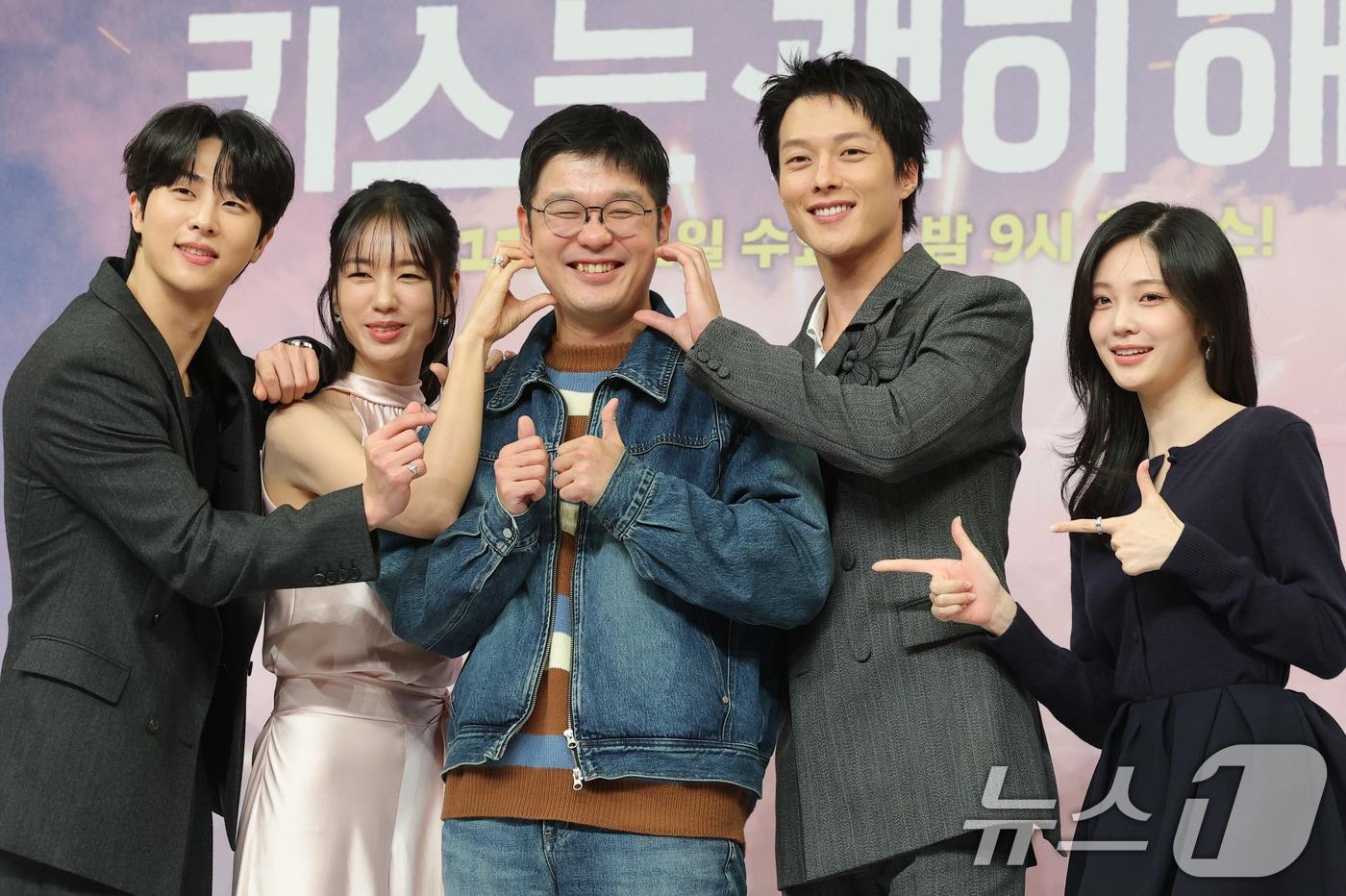 배우 김무준&#40;왼쪽부터&#41;과 안은진, 김재현 감독, 장기용, 우다비가 5일 서울 양천구 SBS 방송센터에서 열린 SBS 새 수목드라마 ‘키스는 괜히 해서!’&#40;극본 하윤아, 태경민&#41; 제작발표회에 참석해 포즈를 취하고 있다. ‘키스는 괜히 해서’는 생계를 위해 애엄마로 위장취업한 싱글녀 고다림&#40;안은진 분&#41;과 그녀를 사랑하게 된 팀장님 공지혁&#40;장기용 분&#41;의 쌍방 속앓이 로맨스를 그린 작품이다. 2025.11.5/뉴스1 ⓒ News1 권현진 기자